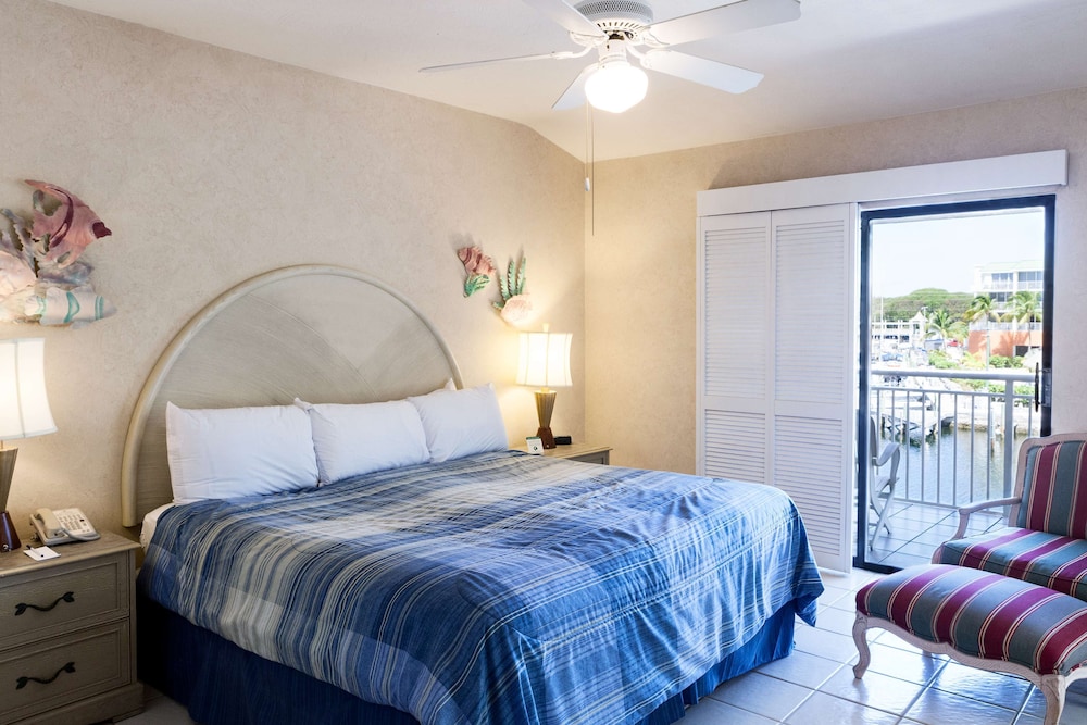 Room, 1 King Bed, Marina View - Photo 1