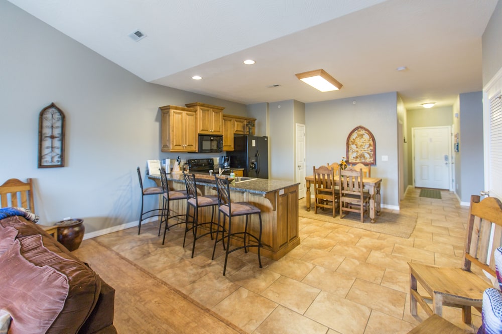 Three Bedroom Condo - Middle Level Ground 44 photo 3