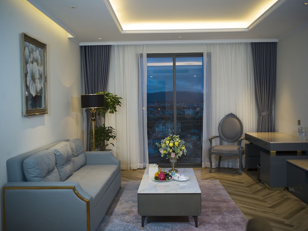 Executive Suite - Photo 6