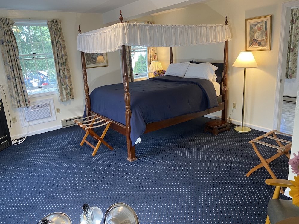 Deluxe Room, 1 Queen Bed photo 3