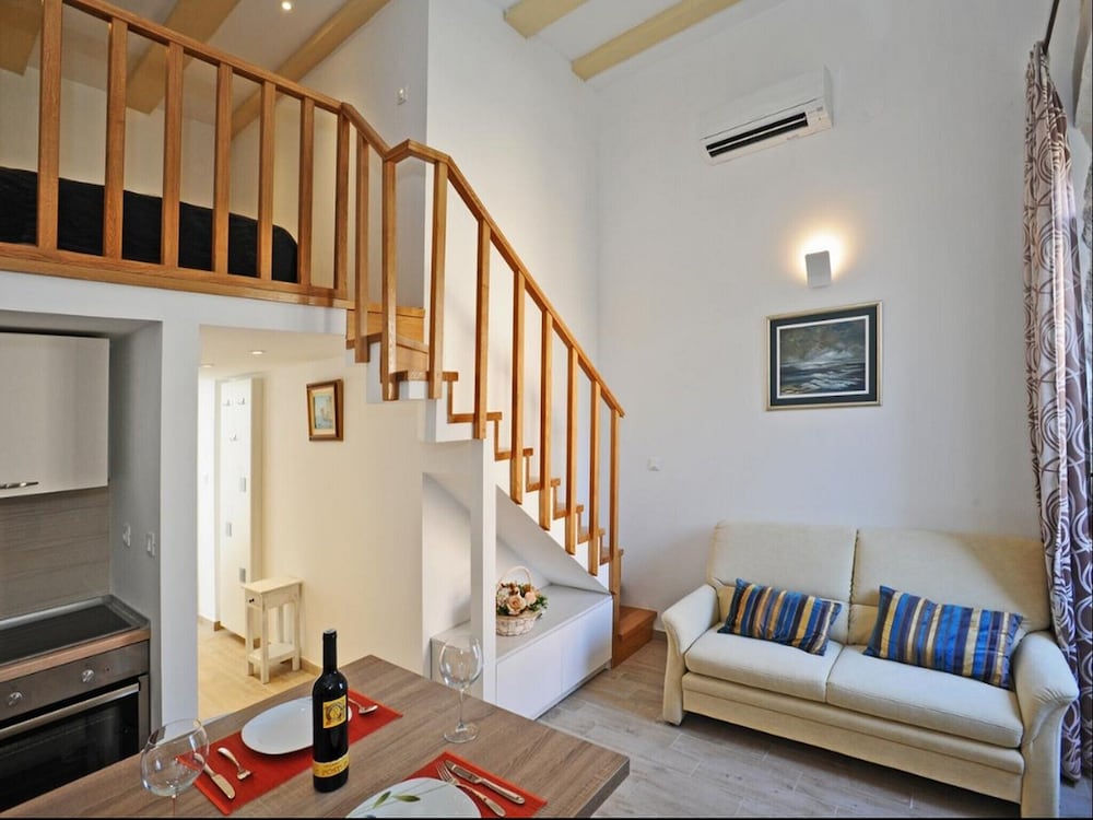 Studio (Studio Apartment)
