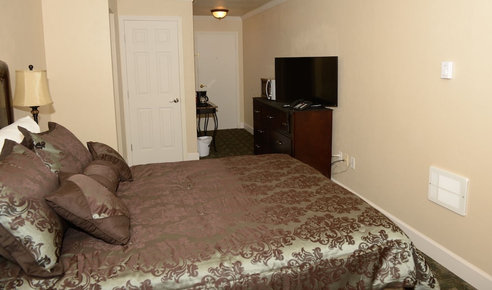 Basic Single Room, 1 Queen Bed, Accessible photo 3