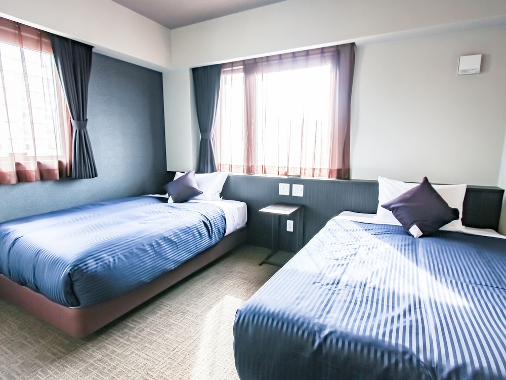 Twin Room, Smoking