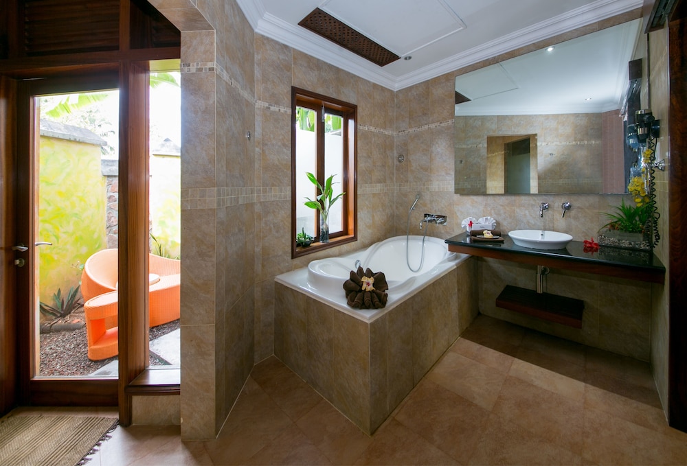 Honeymoon Suite - Photo 14