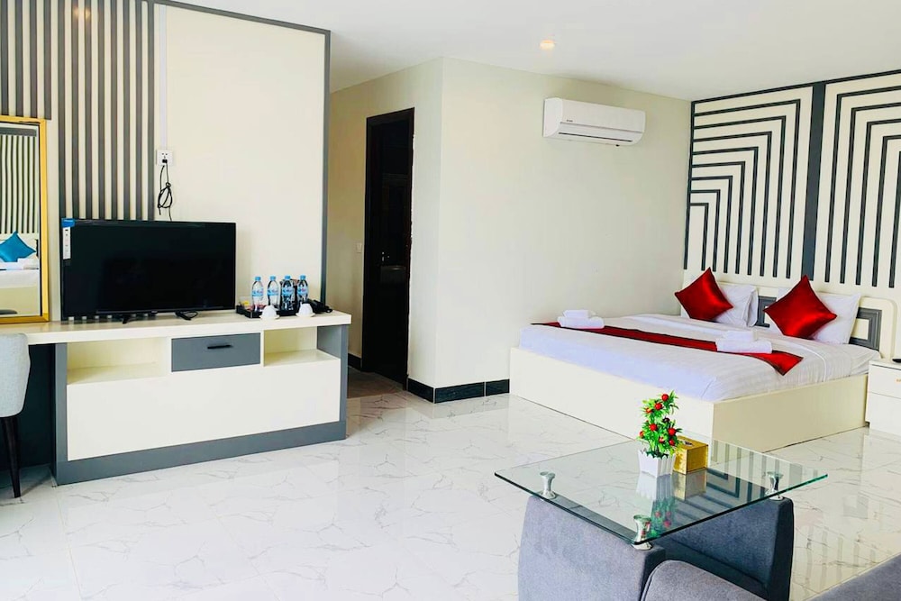 Deluxe King Bed with balcony (01 Extra King Bed) - Photo 8