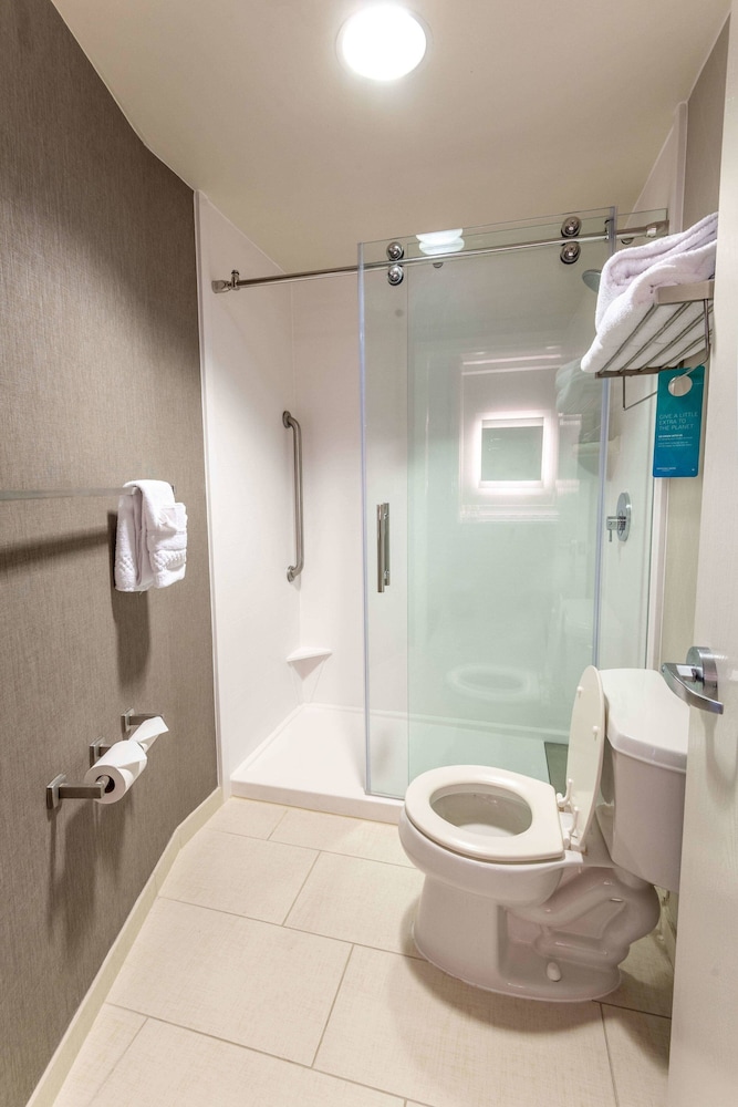 Suite, Multiple Beds - Photo 9