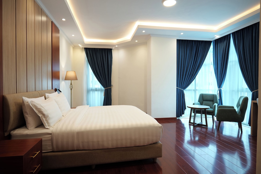 Business Suite, 1 King Bed, Balcony, City View