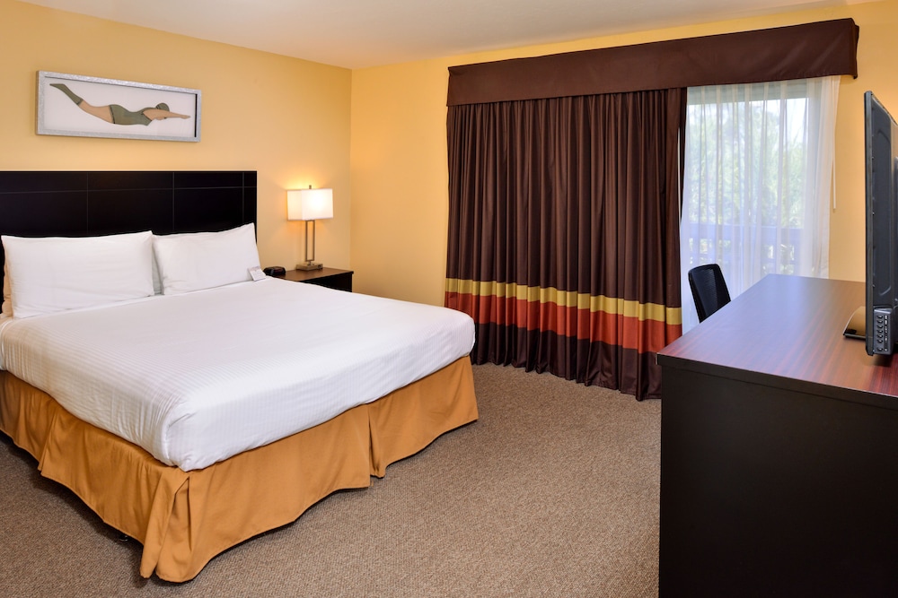 Deluxe Room, 1 King Bed, Harbor View - Photo 3