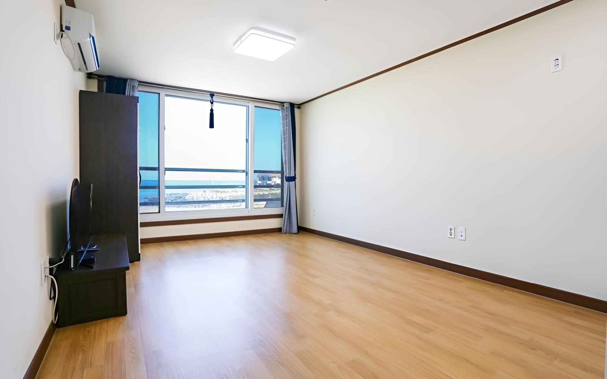 Room (201 Ondol (Unshared House))