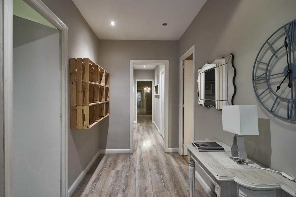 Family Apartment, 4 Bedrooms, Balcony, City View photo 3