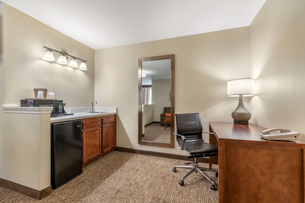 Room, Multiple Beds, Non Smoking (Upgrade) - Photo 8