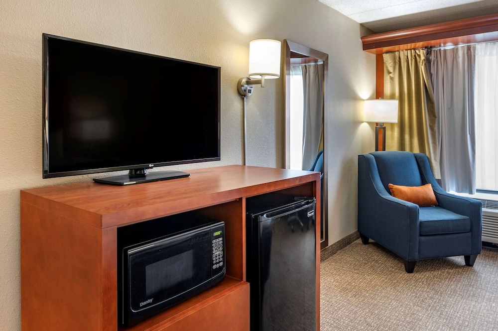 Standard Room, 1 King Bed, Non Smoking, Hot Tub photo 3