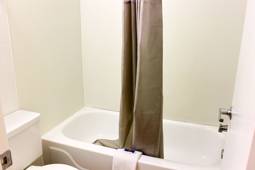 Deluxe Suite, 1 Queen Bed, Non Smoking, Refrigerator & Microwave photo 3
