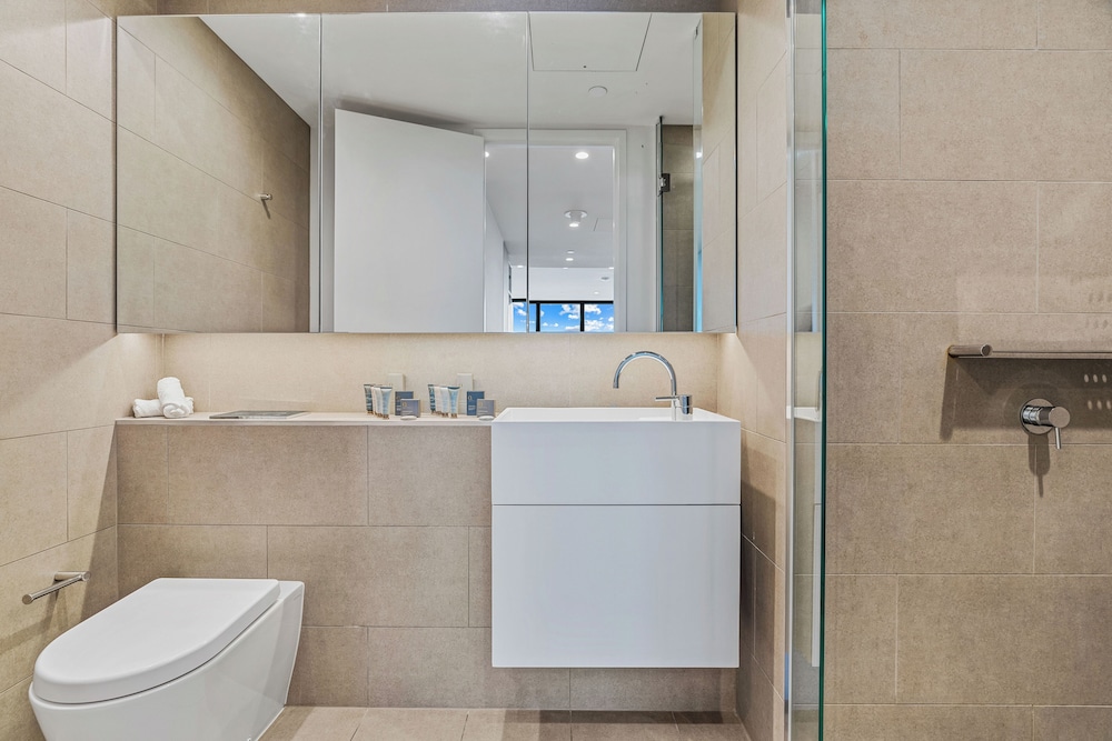 Two Bedroom One Bathroom Apartment - Photo 2