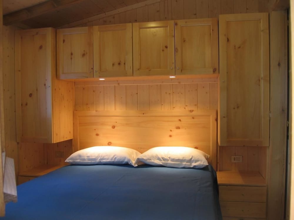 Chalet, 2 Bedrooms (S01) photo 1