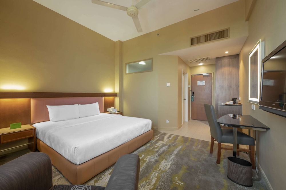 Standard Room, 1 King Bed - Photo 1