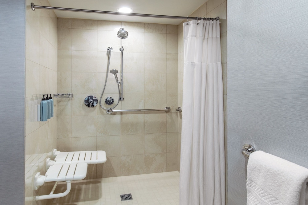 Room, 2 Queen Beds (Mobility/Hearing Access, Roll-In Shwr) thumbnail 5