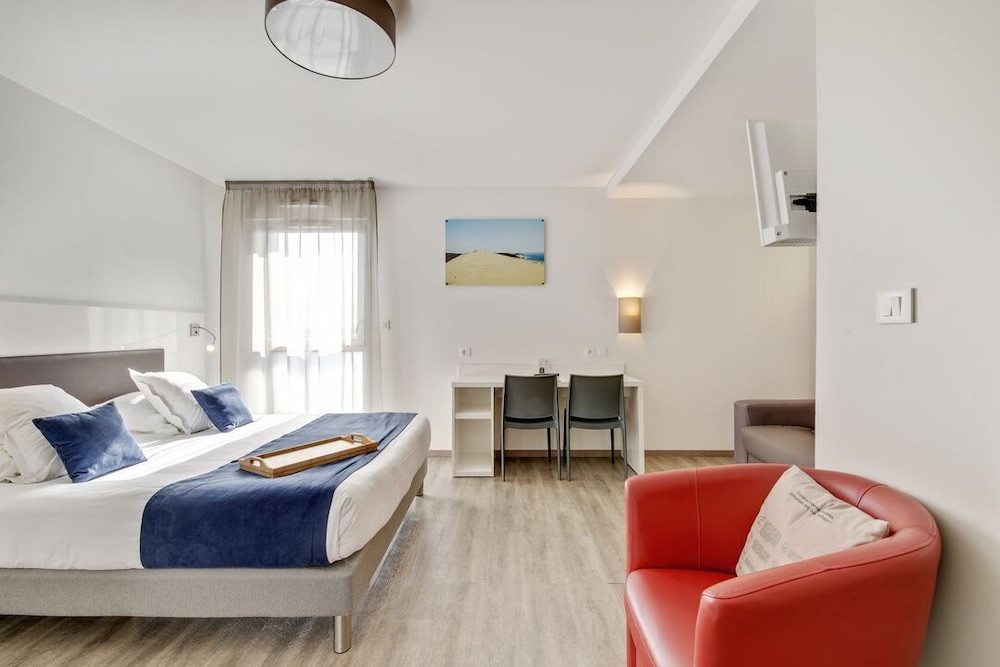 EXECUTIVE STUDIO (DOUBLE BED AND SOFA BED) photo 2