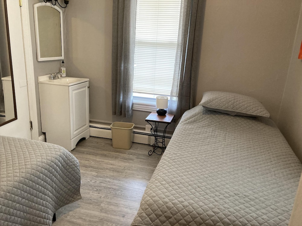 Traditional Twin Room, Shared Bathroom (Room 3) photo 2