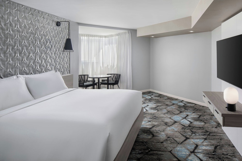 Room, 1 King Bed, Smoking, Balcony (Hearing Accessible) photo 2