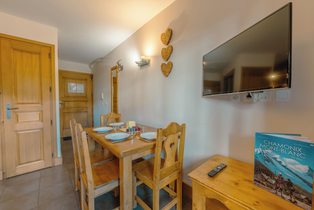 Family Apartment, Multiple Bedrooms (Vallorcine Balme 04 Ski In / Ski Out) photo 2