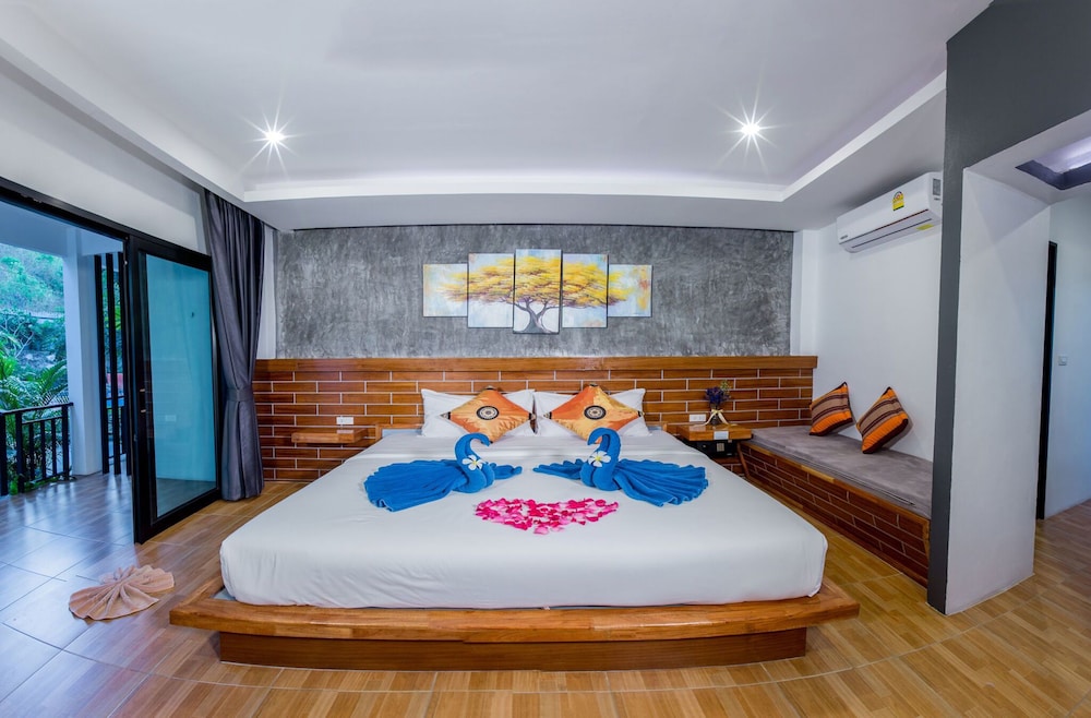 Deluxe Room, Pool View photo 1