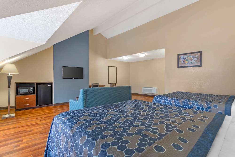 Suite, Multiple Beds, Non Smoking - Photo 3