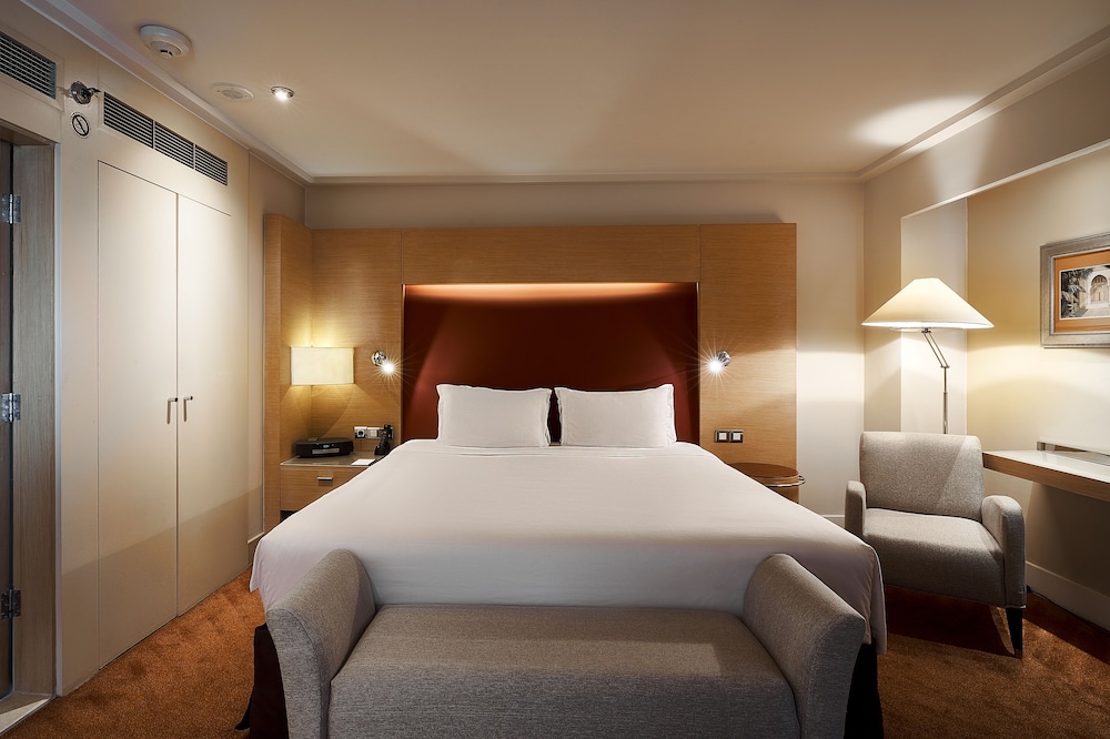 Junior Suite, 1 King Bed (Partial Nile View)