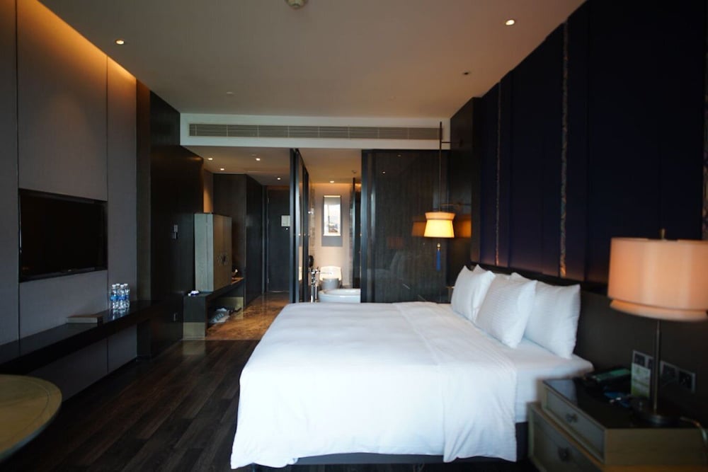 Deluxe King Room photo 2