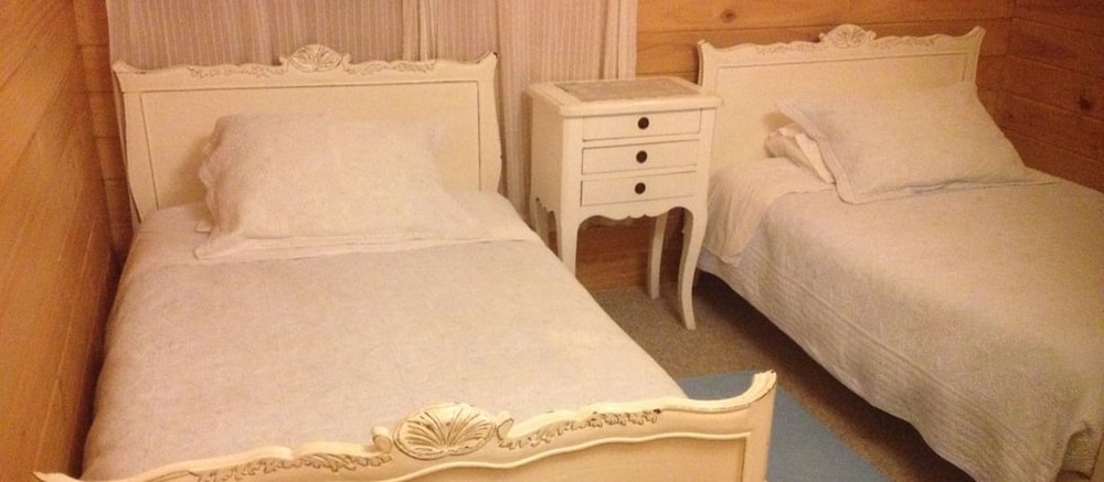 Standard Double or Twin Room, 1 Double or 2 Twin Beds, Shared Bathroom photo 2