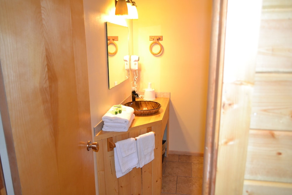 Luxury Suite, Non Smoking, Jetted Tub photo 3