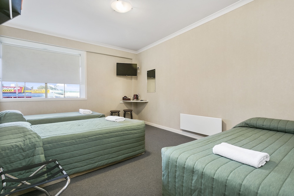 Standard Studio, Non Smoking, Shared Bathroom (3 Single Beds) photo 1