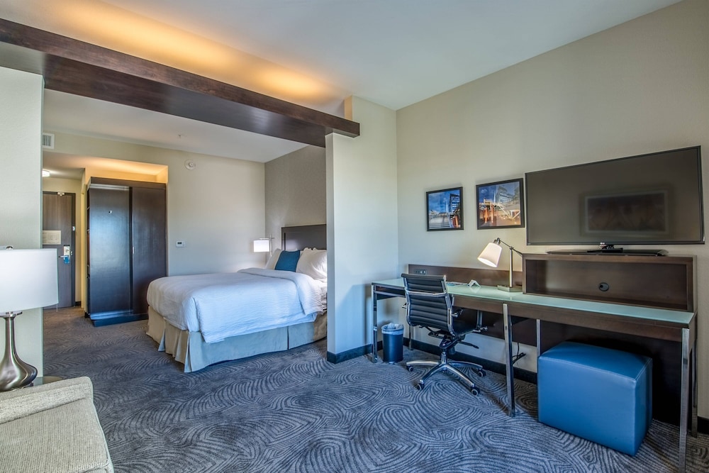 Suite, 1 King Bed with Sofa bed (City View) - Photo 4