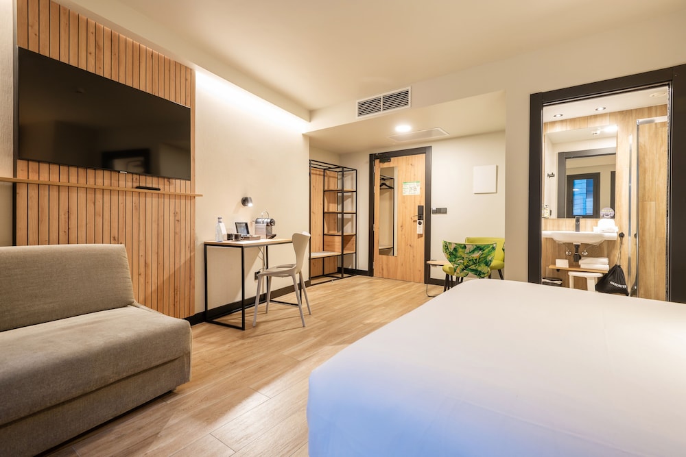 Deluxe Room - Photo 7