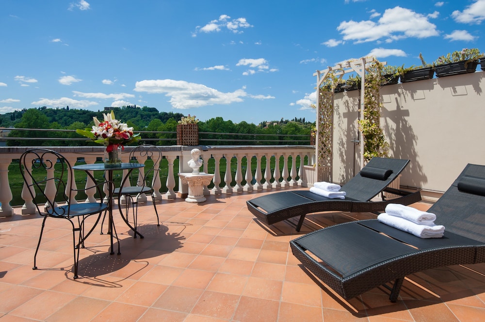 Suite, Terrace thumbnail 5