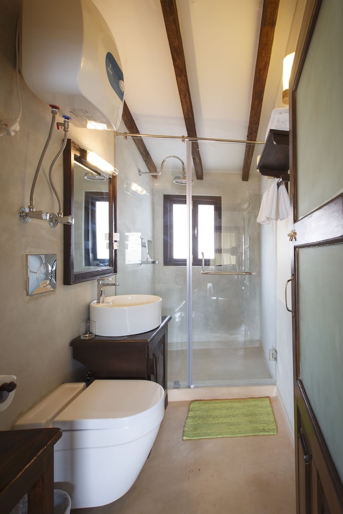 Classic Penthouse, 1 Queen Bed, Courtyard View photo 2