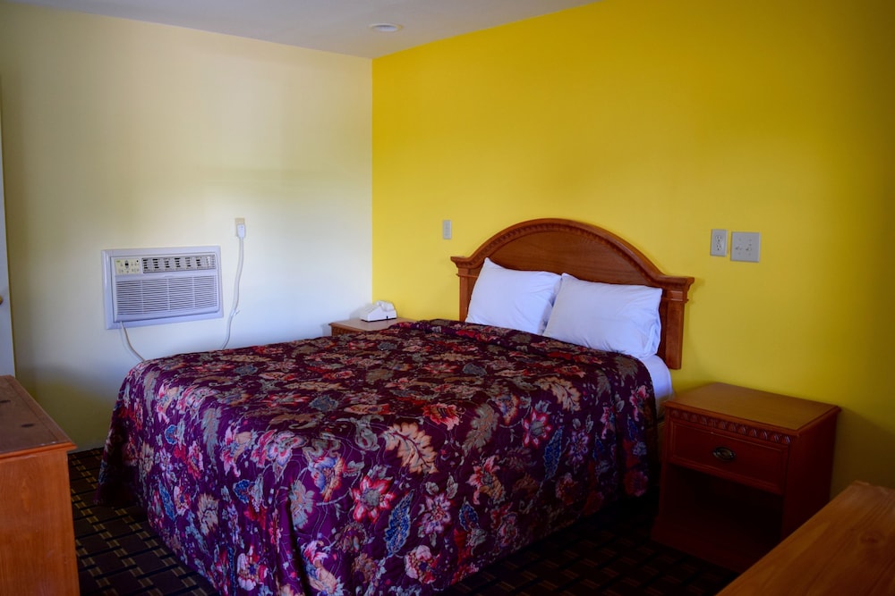 Standard Room, 1 Queen Bed photo 3