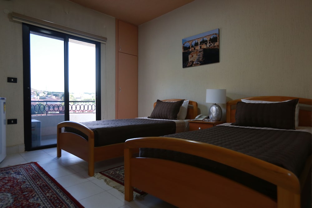 Suite, Hill View photo 1