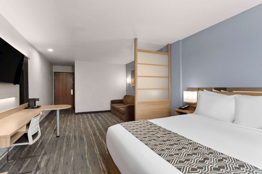 Studio Suite, 1 Queen Bed, Non Smoking - Photo 1