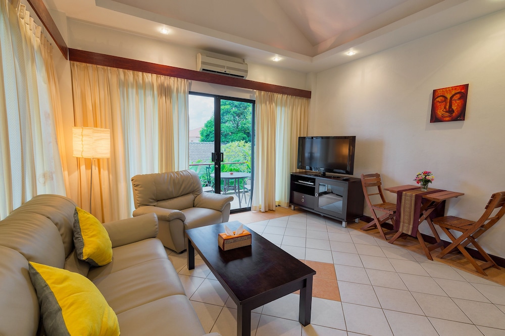 Deluxe Apartment, 1 King Bed, Balcony, Poolside photo 2