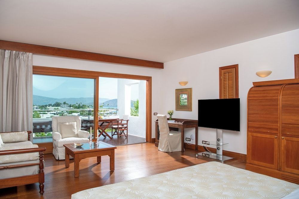 Luxury Hotel or Bungalow Suites Sea View (One Bedroom & Sitting Room Open Plan) - Photo 1
