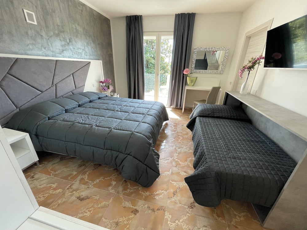 Classic Double or Twin Room, Garden View photo 2