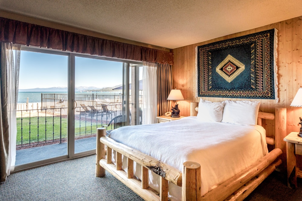 Standard Room, 1 Queen Bed, Lake View (Balcony or Patio) - Photo 4