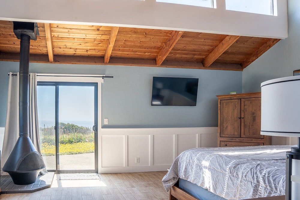 Premium Room, 1 King Bed, Hot Tub, Ocean View photo 2