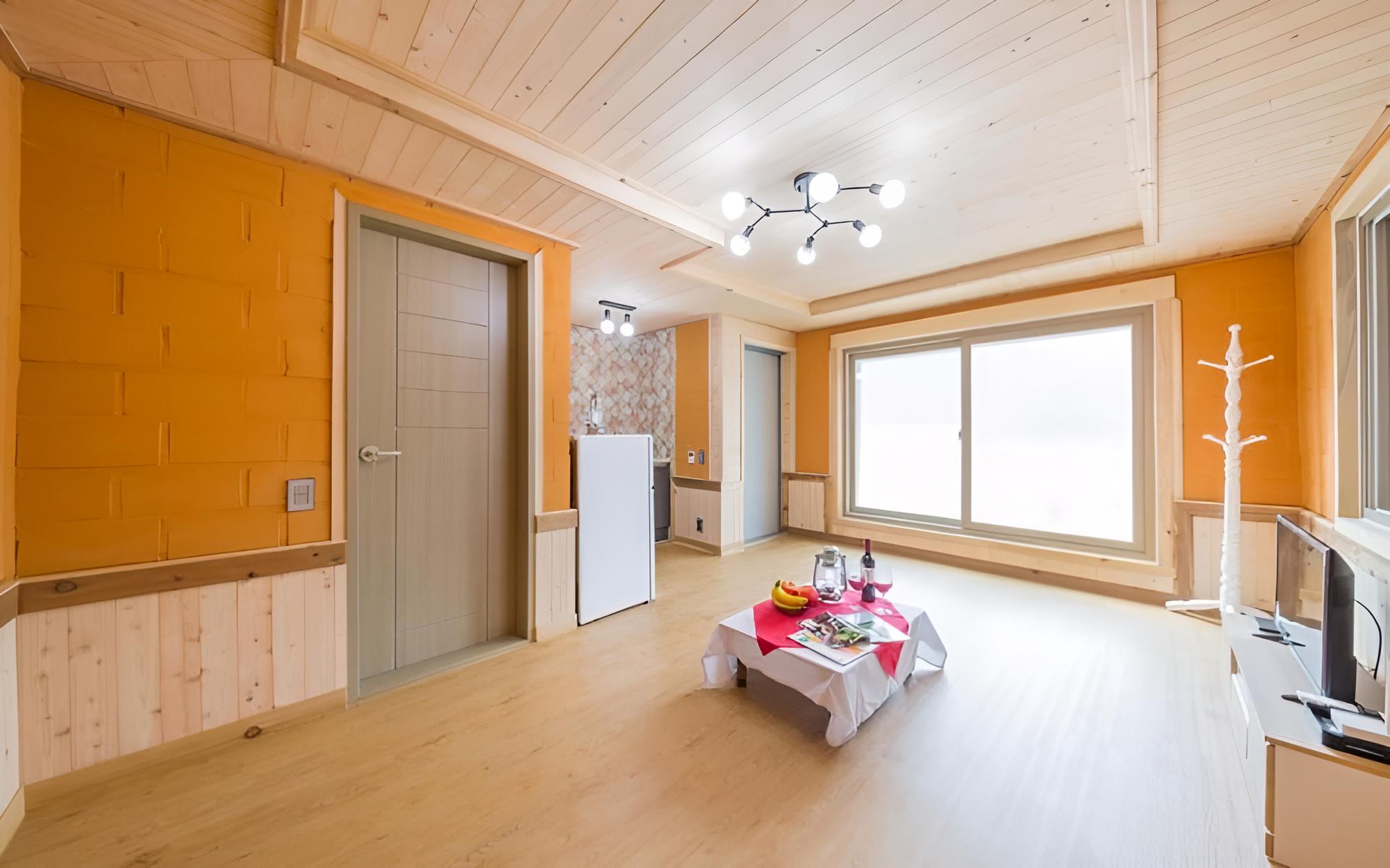 Room (Dandelion (ocher)) photo 3