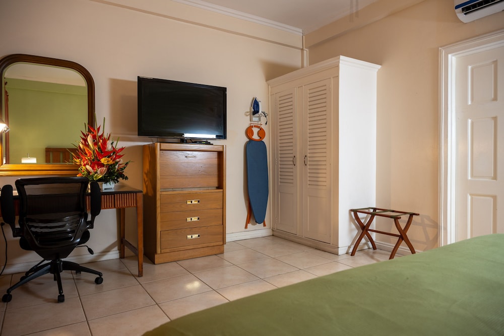 Luxury Suite, 1 King Bed, Balcony photo 3