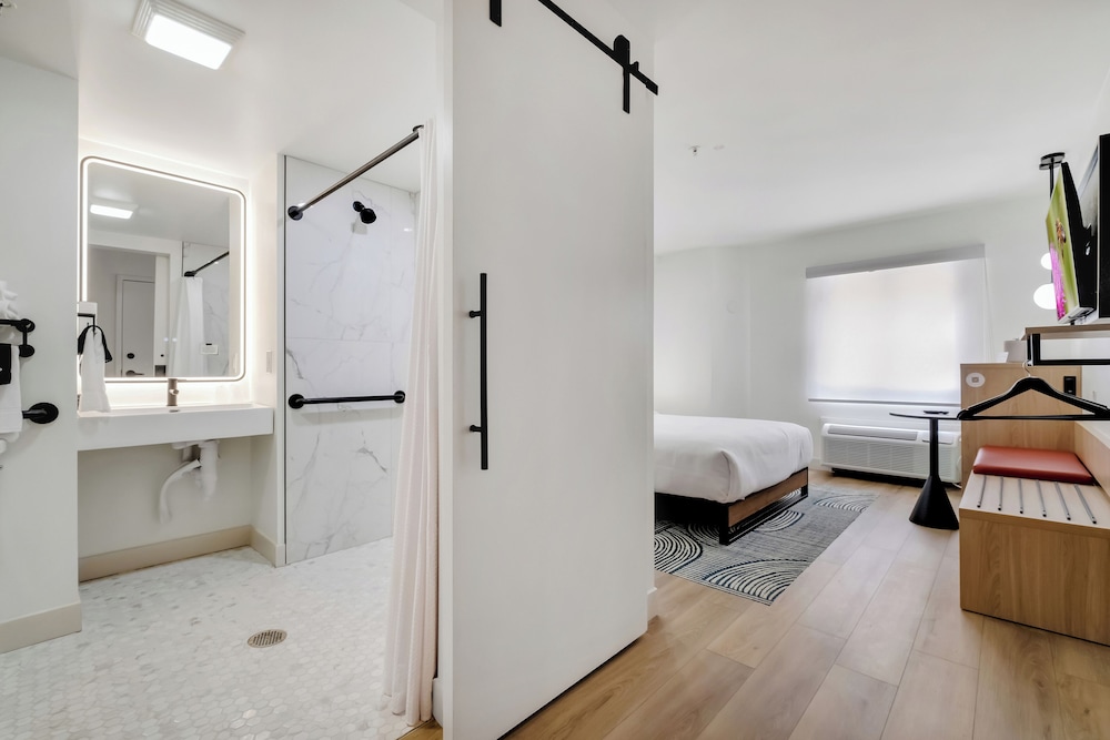 Standard Room, 1 Queen Bed, Accessible - Photo 8