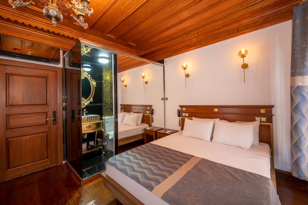 Deluxe Room, 1 Queen Bed photo 2