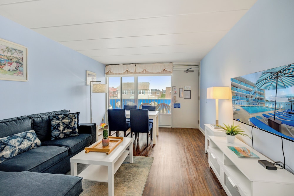 Suite 211 photo 2