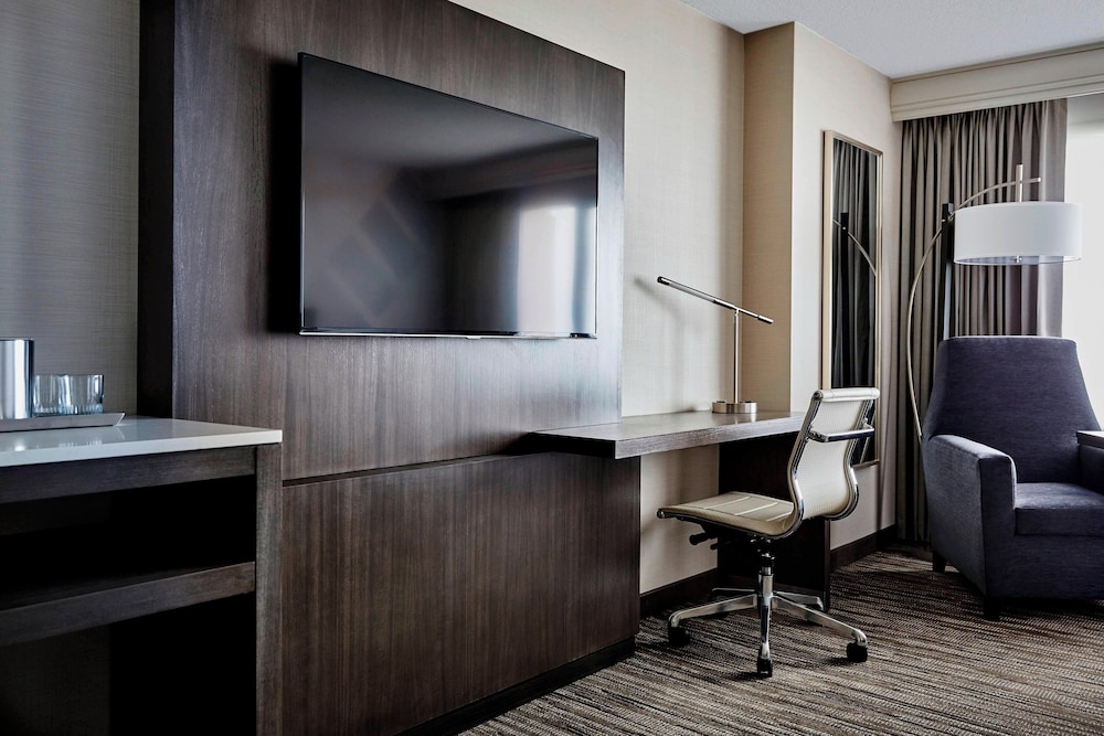 Club Room, 1 King Bed (Hearing Accessible) - Photo 2